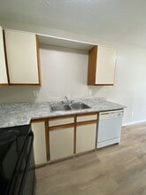 1075 Edgett Rd in Courtenay, BC - Building Photo - Building Photo