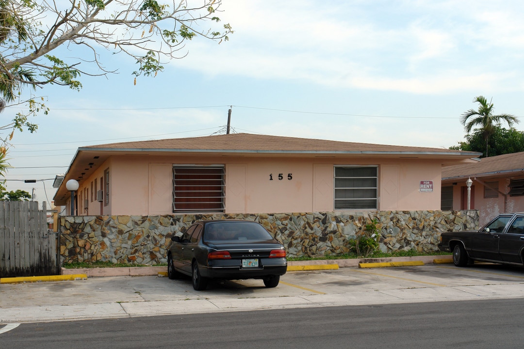 155 W 5th St in Hialeah, FL - Foto de edificio