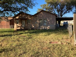 903 W 8th St in Quanah, TX - Building Photo - Building Photo