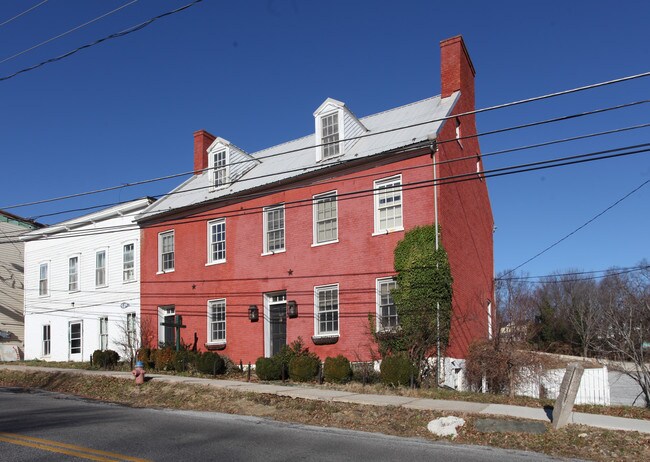 1050 Washington St in Harpers Ferry, WV - Foto de edificio - Building Photo