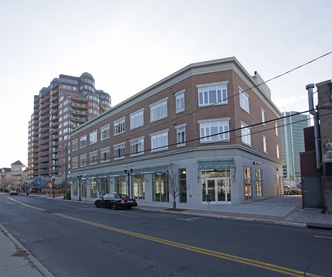 11 Forest St in Stamford, CT - Foto de edificio - Building Photo