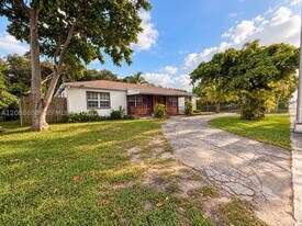 1526 NE 135th St in North Miami, FL - Building Photo