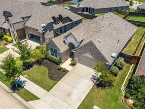 9809 Echo Summit Dr in Oak Point, TX - Foto de edificio - Building Photo