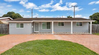2441 Tarpon Dr in Miramar, FL - Building Photo
