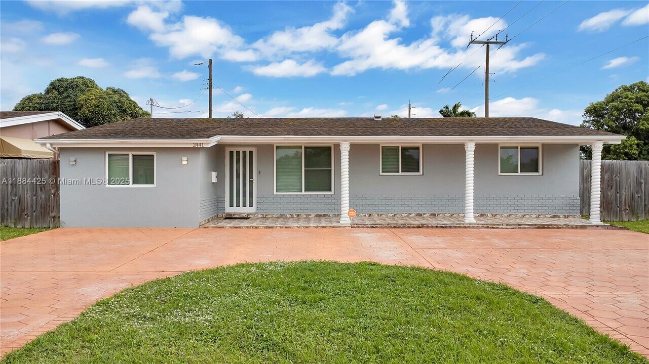 2441 Tarpon Dr in Miramar, FL - Building Photo