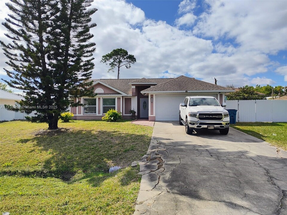 1110 Island Ave NW in Palm Bay, FL - Building Photo