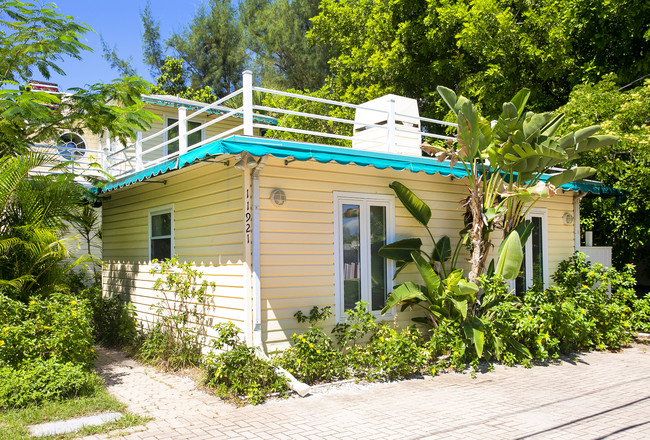 Treasure Island Beach Estate in Treasure Island, FL - Building Photo - Building Photo