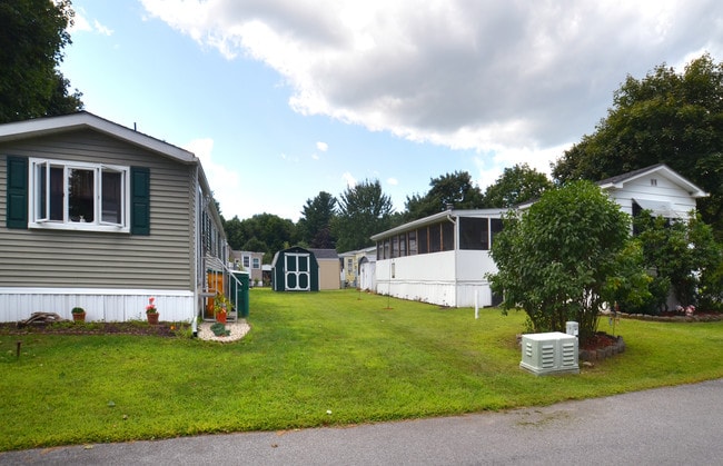 1042 Violet Ave in Hyde Park, NY - Building Photo - Building Photo