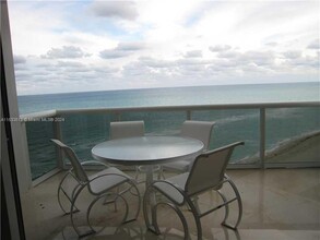 18101 COLLINS in Sunny Isles Beach, FL - Foto de edificio - Building Photo