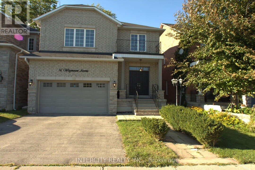 16 WAYMOUNT Ave in Richmond Hill, ON - Building Photo