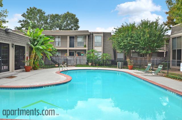 The Crest Apartments in Houston, TX - Building Photo