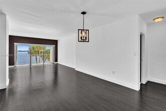 500 Bayview Dr in Sunny Isles Beach, FL - Building Photo - Building Photo