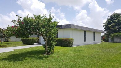 7108 NW 66th St in Tamarac, FL - Building Photo - Building Photo