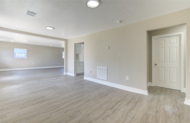 3020 2nd Ave N in Texas City, TX - Building Photo - Building Photo