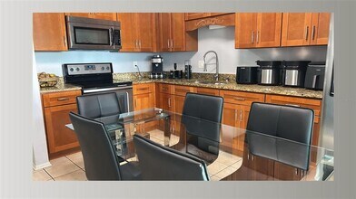 8807 Plum Grove Ct in Tampa, FL - Building Photo - Building Photo