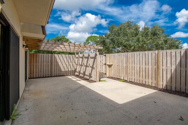 1607 16th Ln in Palm Beach Gardens, FL - Building Photo - Building Photo