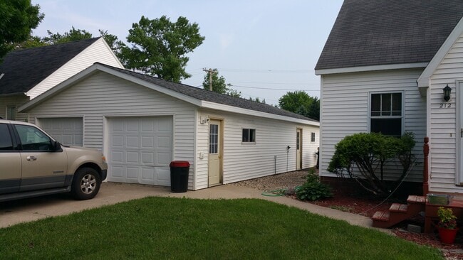 212 Brown St W in Comfrey, MN - Foto de edificio - Building Photo
