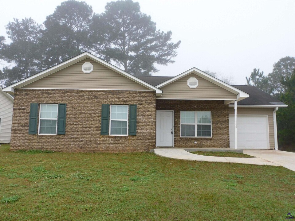 5 Joseph Rullo St in Hawkinsville, GA - Building Photo