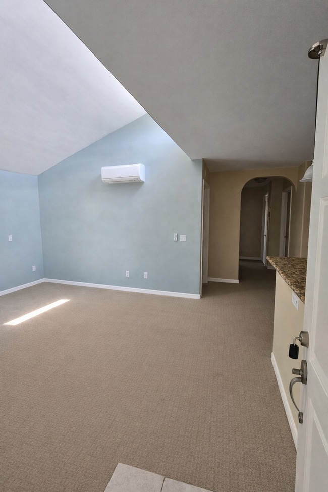 5252 Balboa Arms Dr in San Diego, CA - Building Photo - Building Photo