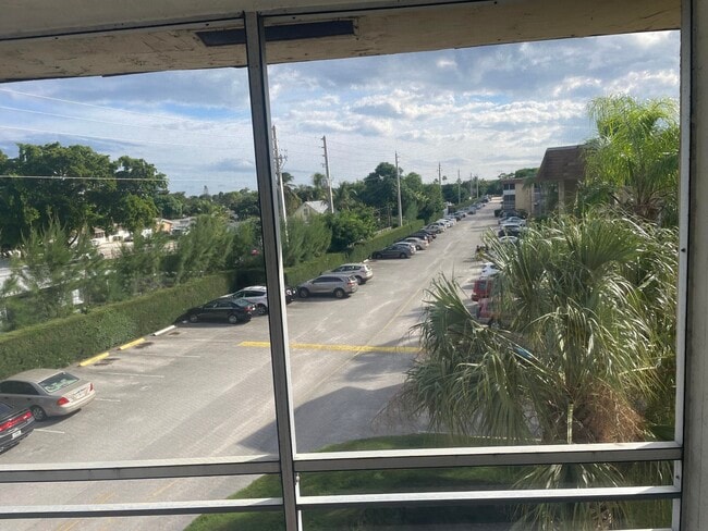 555 Purdy Ln in Palm Springs, FL - Foto de edificio - Building Photo