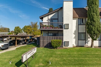 Country Club Apartments in Fairfield, CA - Foto de edificio - Building Photo