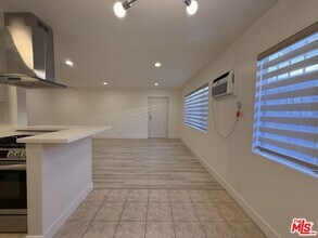 7307 Willoughby Ave in Los Angeles, CA - Building Photo - Building Photo