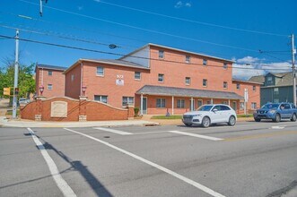 Crimson Hawk Housing in Indiana, PA - Foto de edificio - Building Photo