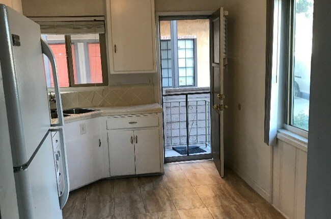 233 E Alameda Ave in Burbank, CA - Building Photo - Building Photo