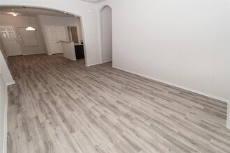 8711 Lar Ree Oaks Cir in Houston, TX - Building Photo - Building Photo