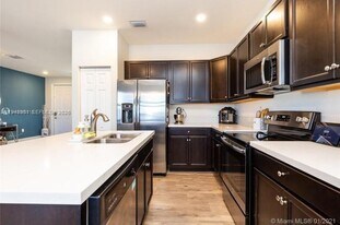 10034 W 32nd Ln in Hialeah, FL - Building Photo