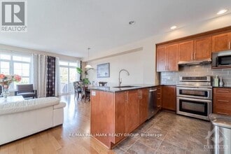 401 Foxhall Way in Ottawa, ON - Building Photo - Building Photo