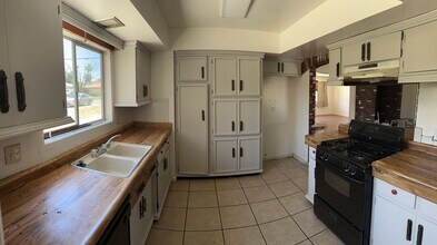 42050 Mayberry Ave in Hemet, CA - Building Photo - Building Photo