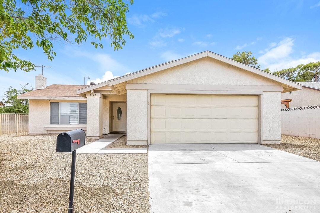 7147 Fenway Ave in Las Vegas, NV - Building Photo