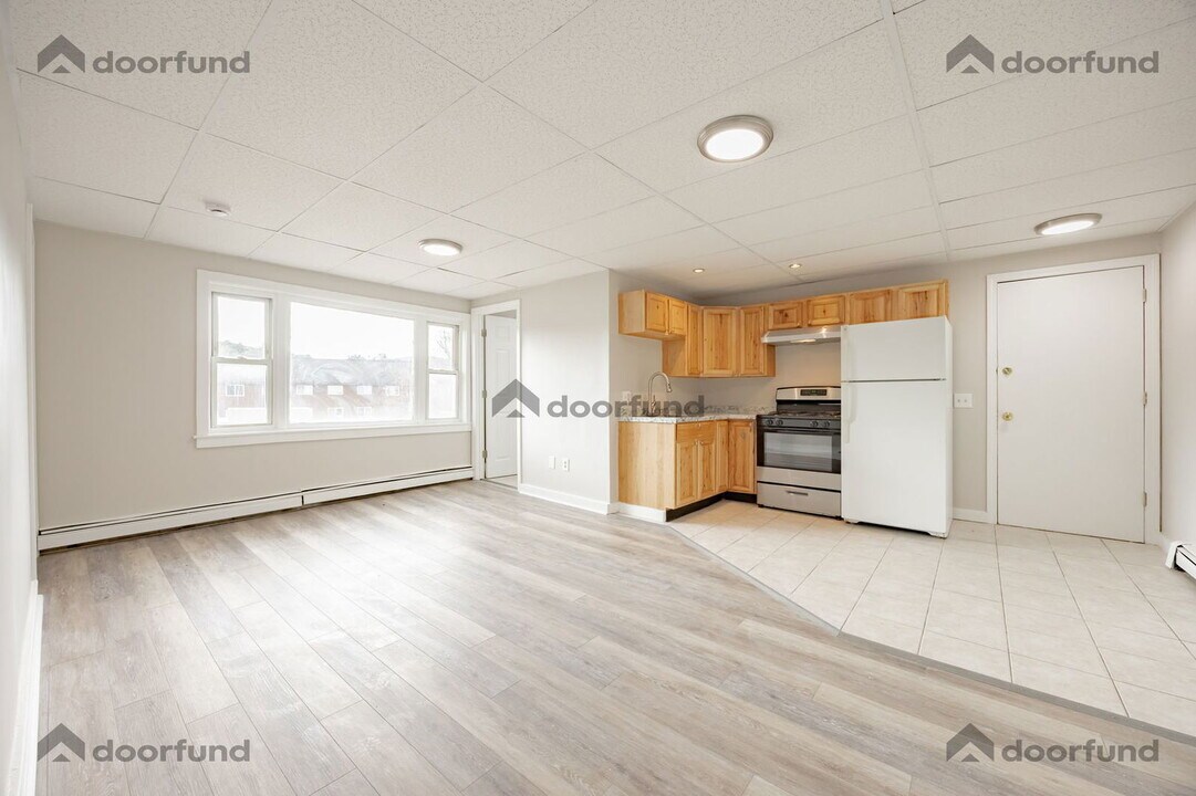 4 Balloon Landing in Pittsfield, NH - Building Photo