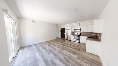 12905 Landale Street in Studio City, CA - Foto de edificio - Interior Photo