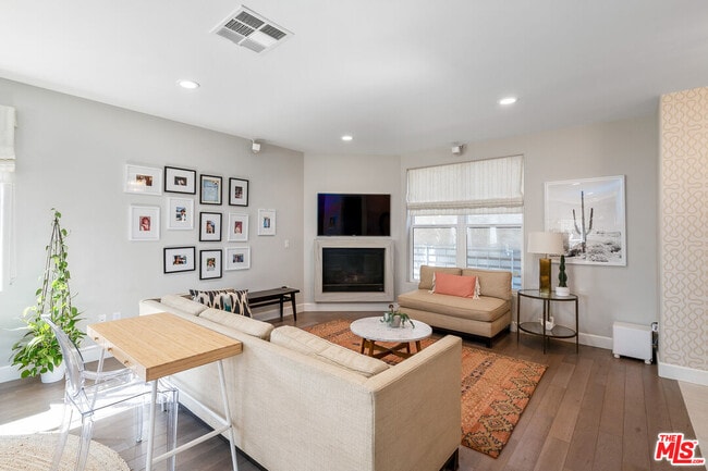 1745 S Barrington Ave in Los Angeles, CA - Building Photo - Building Photo