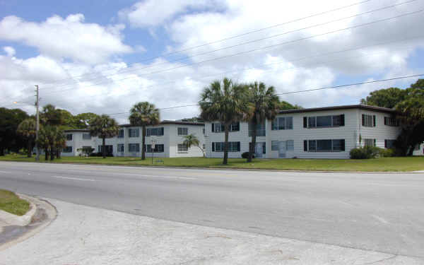 Lakeside Manor in St. Petersburg, FL - Building Photo