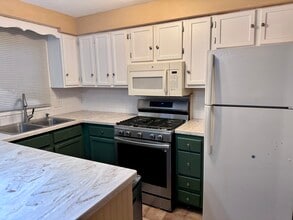 107 Forestwood Dr, Unit 107 Forestwood Dr in North Providence, RI - Foto de edificio - Building Photo