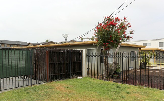 433 Grant St in Oceanside, CA - Foto de edificio - Building Photo