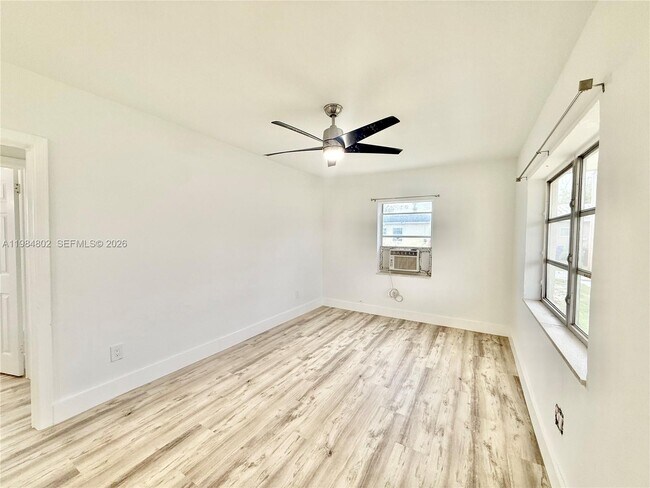 1942 NE 172nd St in North Miami Beach, FL - Building Photo - Building Photo