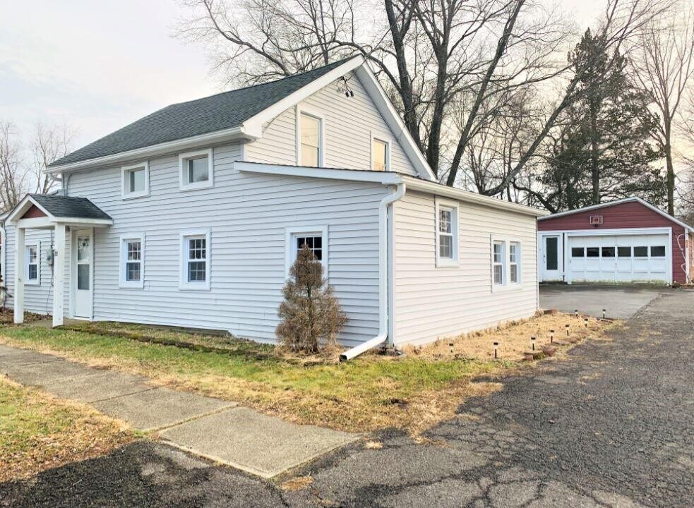 31 Charles St in Montgomery, NY - Building Photo