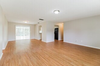 323 SE 47th St in Cape Coral, FL - Building Photo - Building Photo