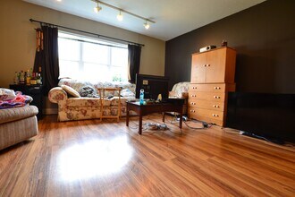 190 Lake Shore Rd, Unit 1 in Boston, MA - Building Photo - Building Photo