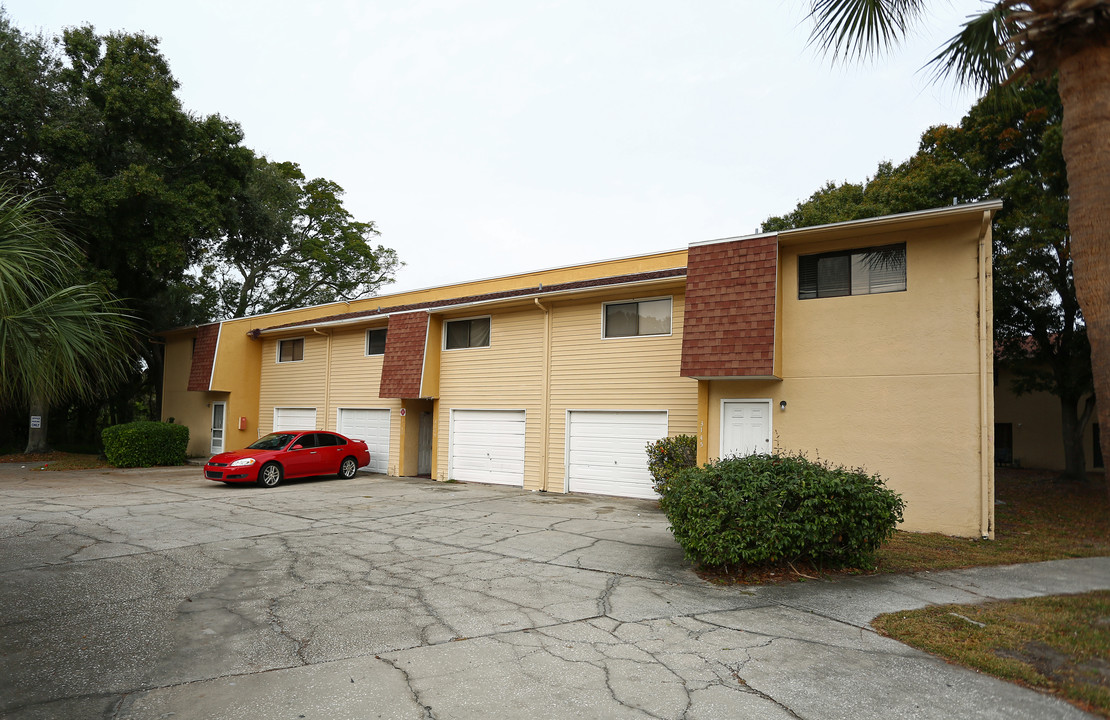 Oak Park Villas in St. Petersburg, FL - Foto de edificio