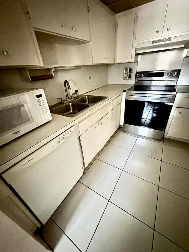 98 Stratford H in West Palm Beach, FL - Building Photo - Building Photo