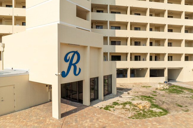 Riviera Club Condominium in Ft. Myers, FL - Building Photo - Building Photo