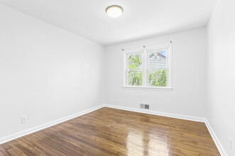 132 Stuyvesant Rd in Teaneck, NJ - Building Photo - Building Photo