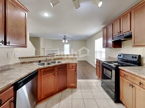 10221 Eveninghill Dr in Cordova, TN - Foto de edificio - Building Photo