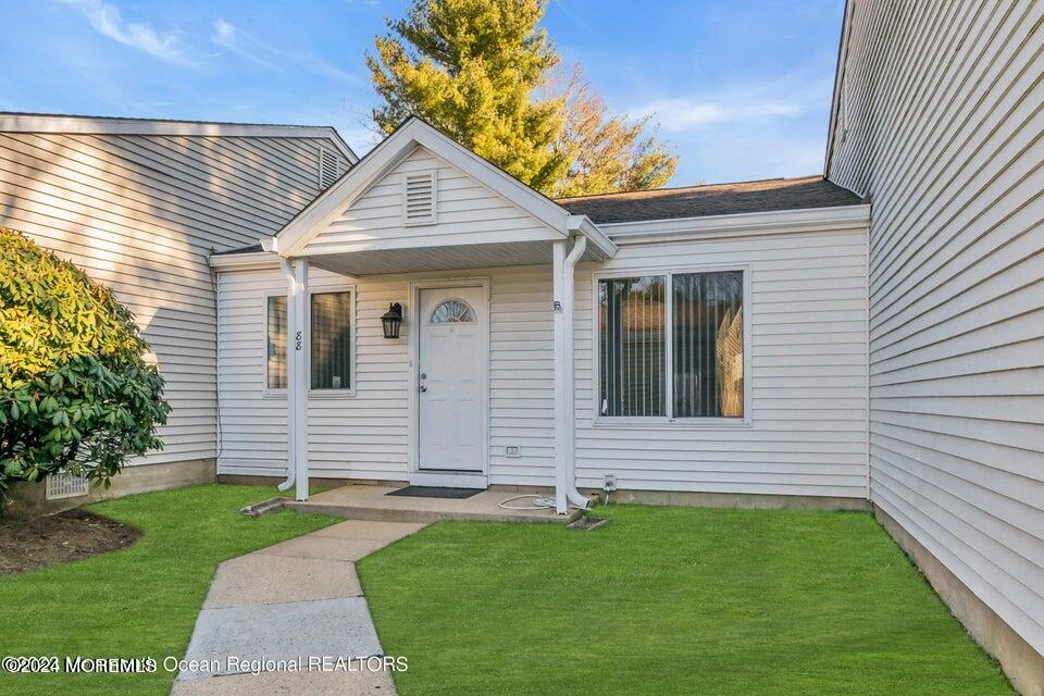 88 Greenwood Dr in Freehold, NJ - Building Photo