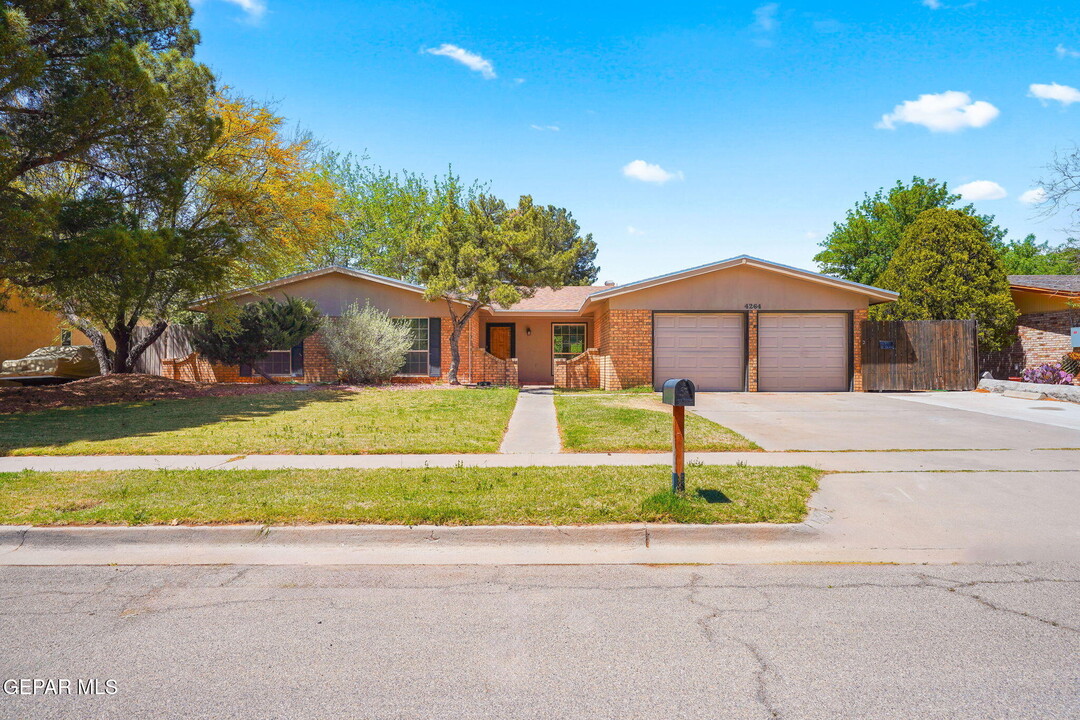 4264 La Adelita Dr in El Paso, TX - Building Photo